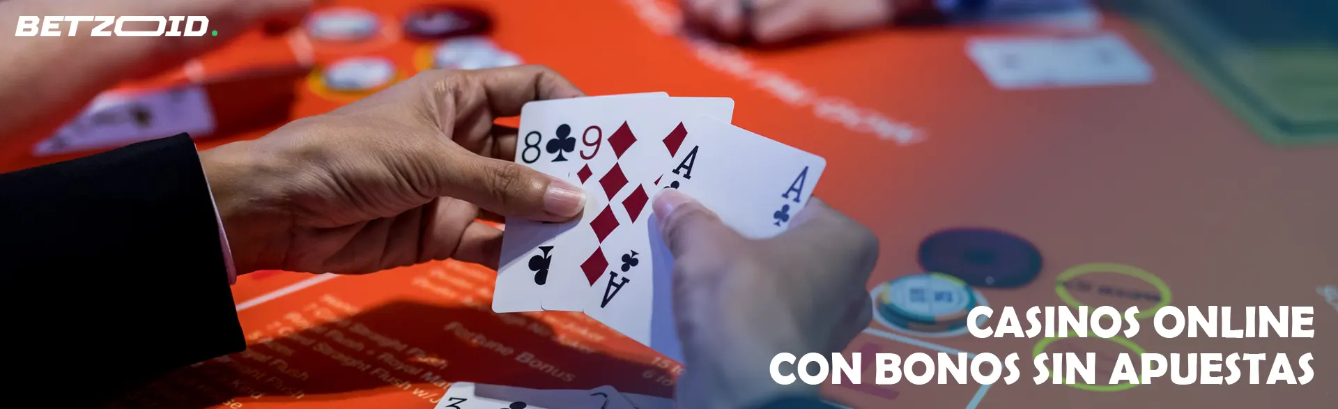 El jugador sostiene las cartas junto a la mesa del casino.