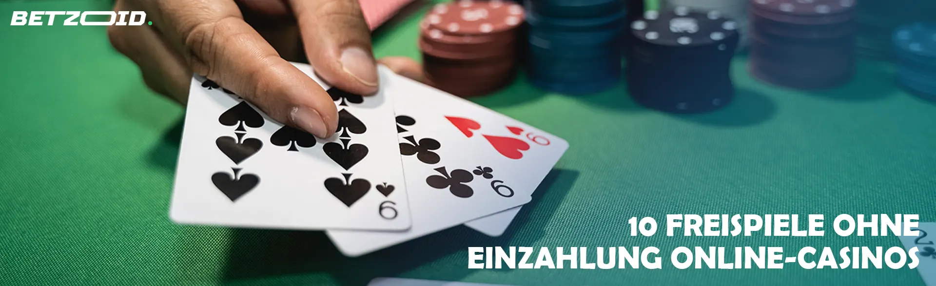 Der Spieler hält die Karten neben die Casino-Chips.