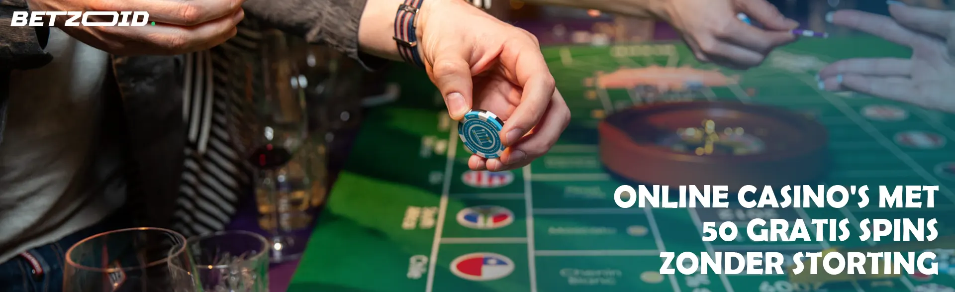 Een speler houdt fiches vast boven een roulettetafel.