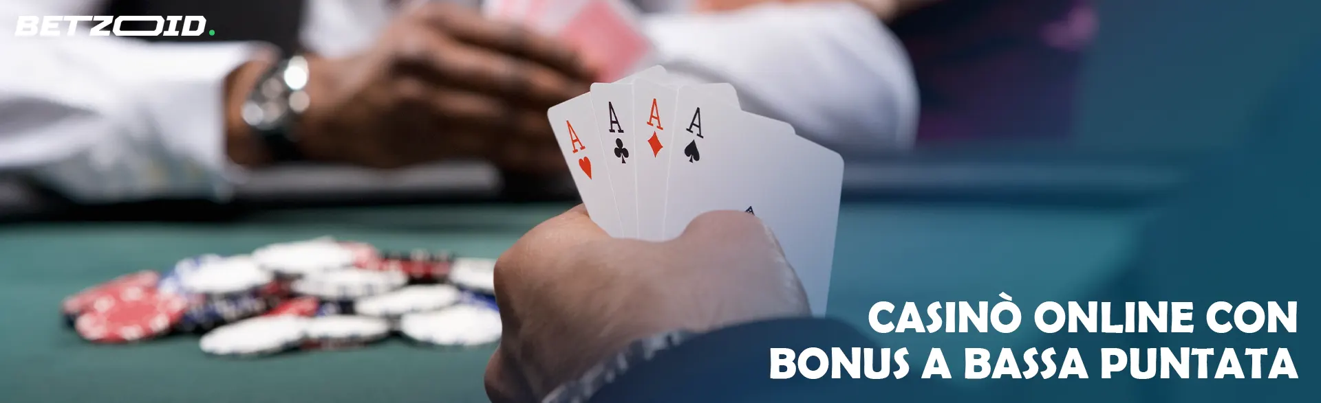 Una mano con assi e fiches sul tavolo.