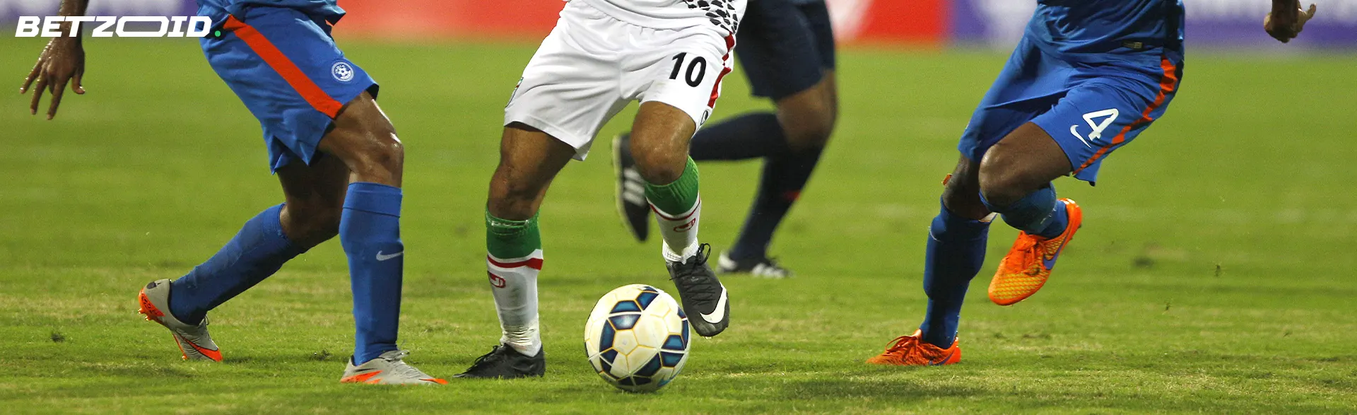 Fußballspieler kämpfen während eines Spiels um den Ball.