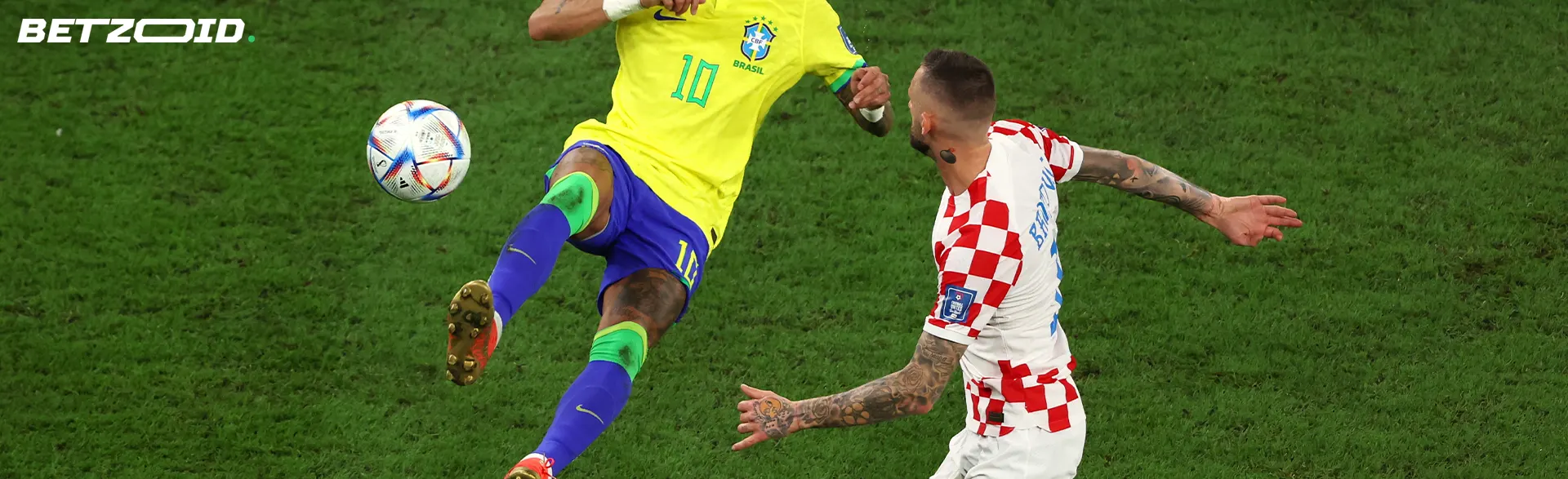 Jogadores de futebol em ação durante uma partida.