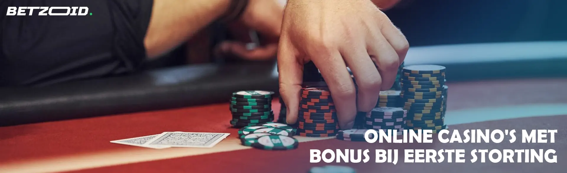 Een speler houdt fiches vast op een casinotafel.