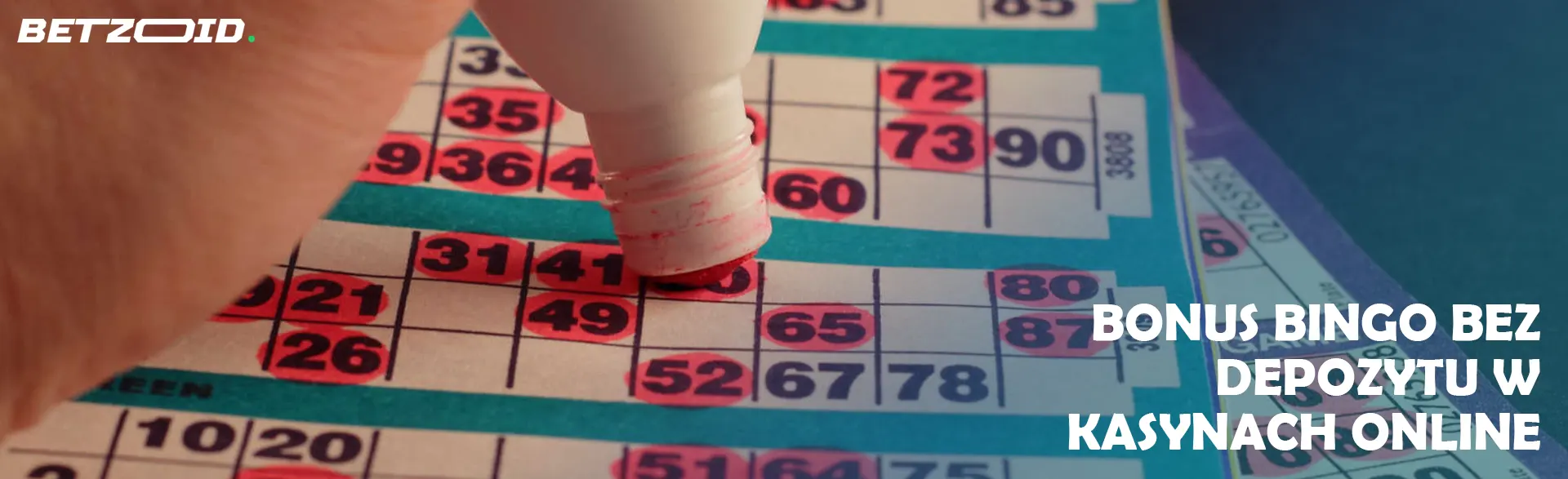 Gracz w bingo zaznacza zwycięskie liczby.