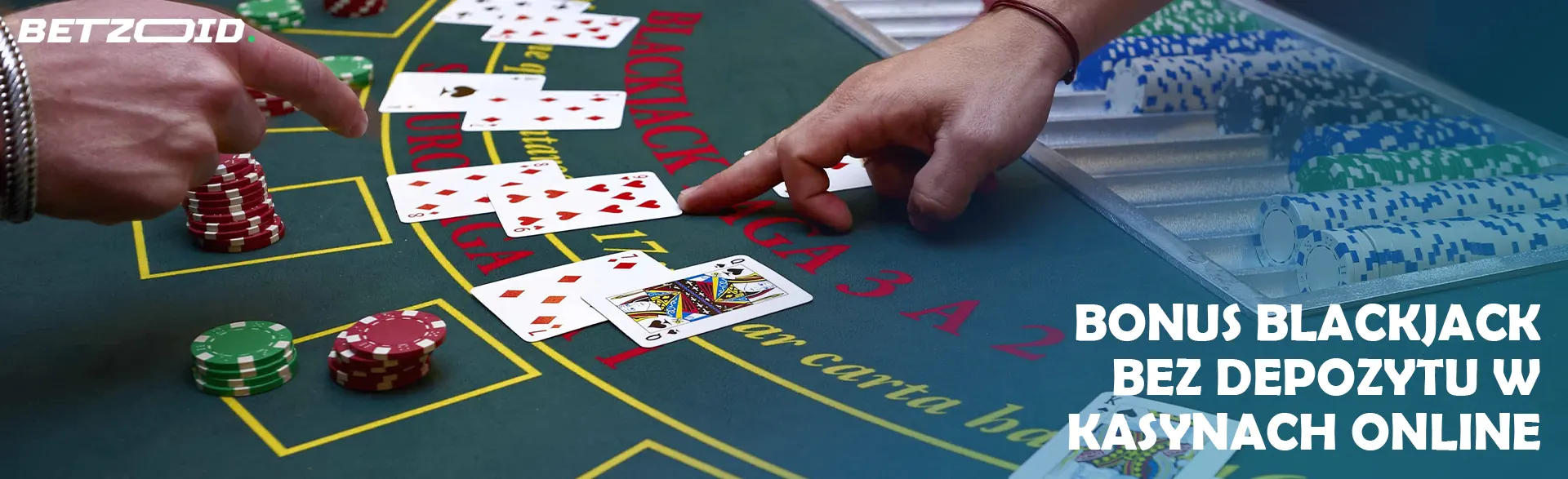 Gracz wskazuje karty leżące na stole w kasynie.