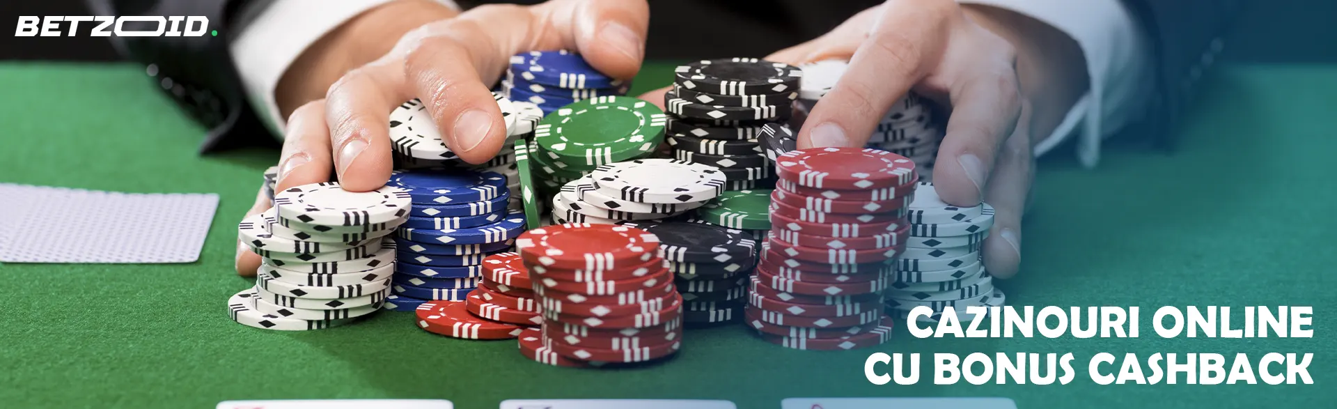 Jucătorul ține o grămadă de jetoane pe masa cazinoului.