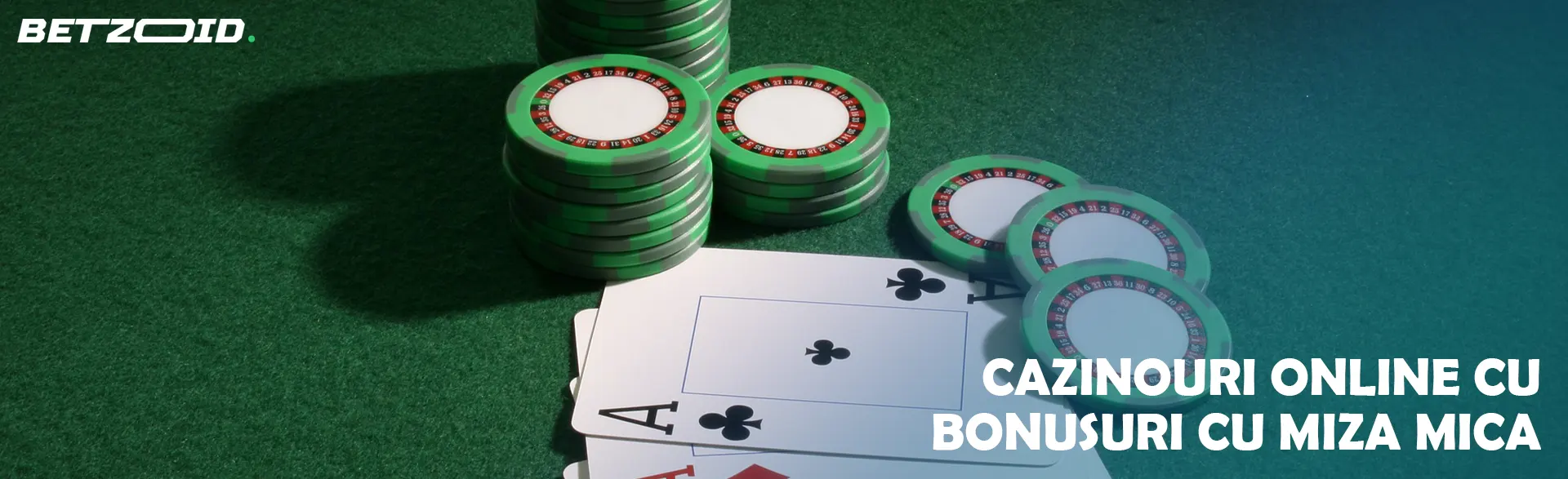 Jetoane și cărți de cazinou pe o masă verde.