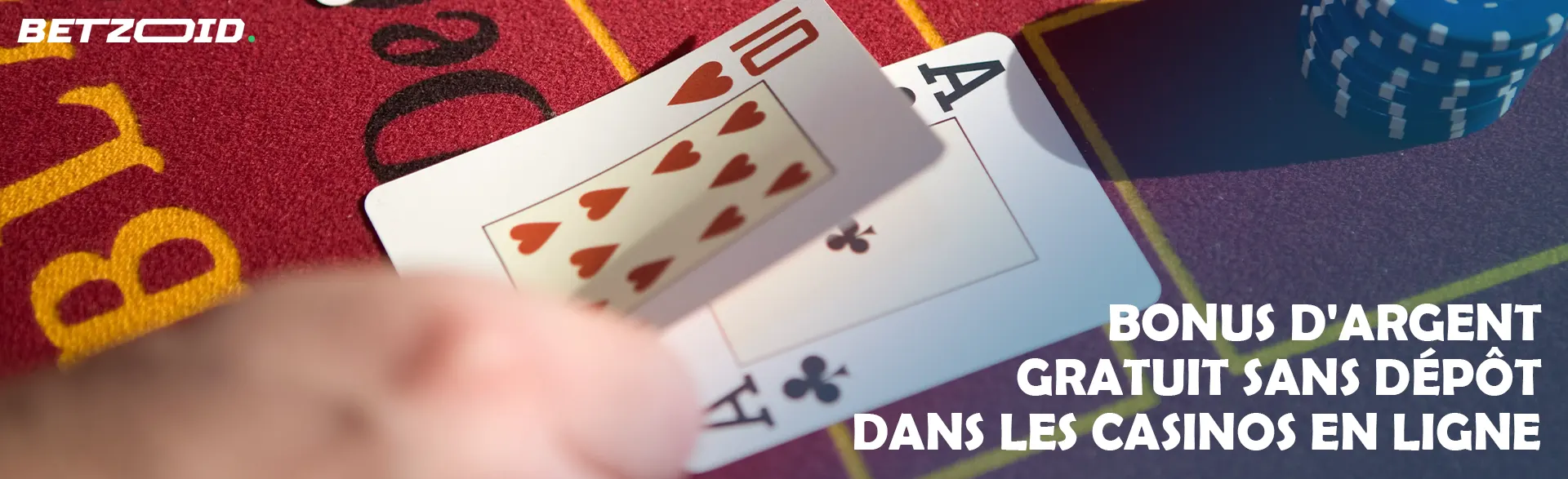 Le joueur pose les cartes sur la table du casino.