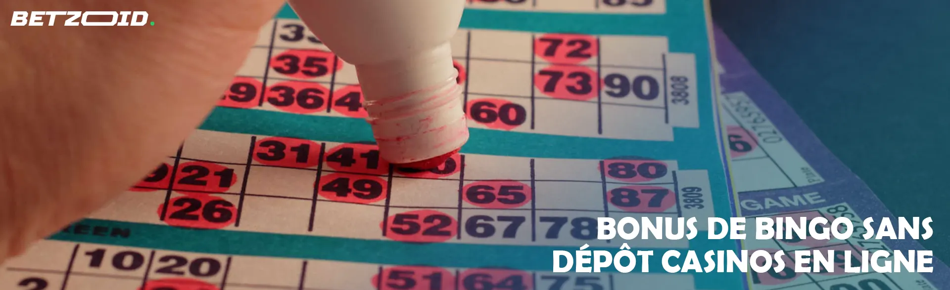 Un joueur marque les numéros dans le jeu de bingo.