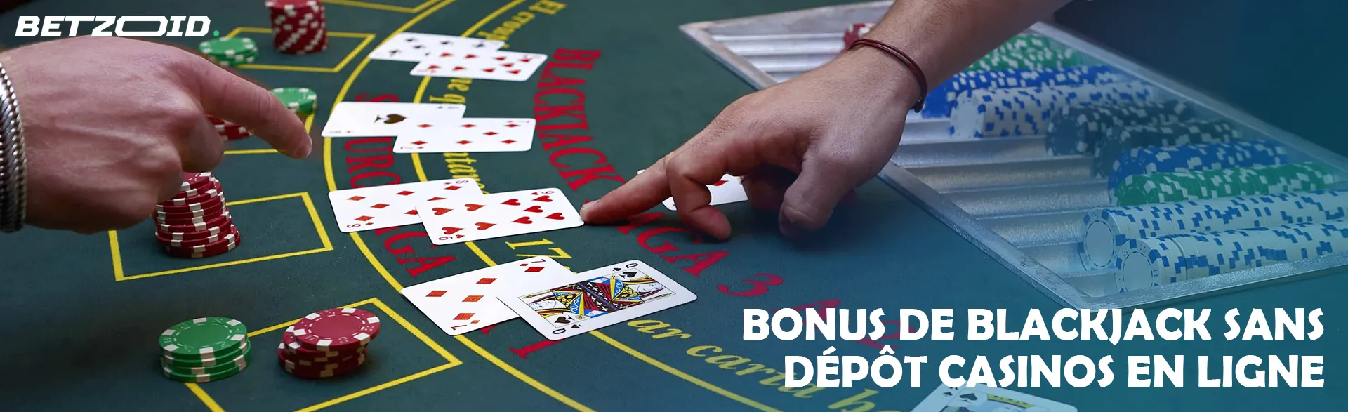 Le joueur montre les cartes sur la table du casino.