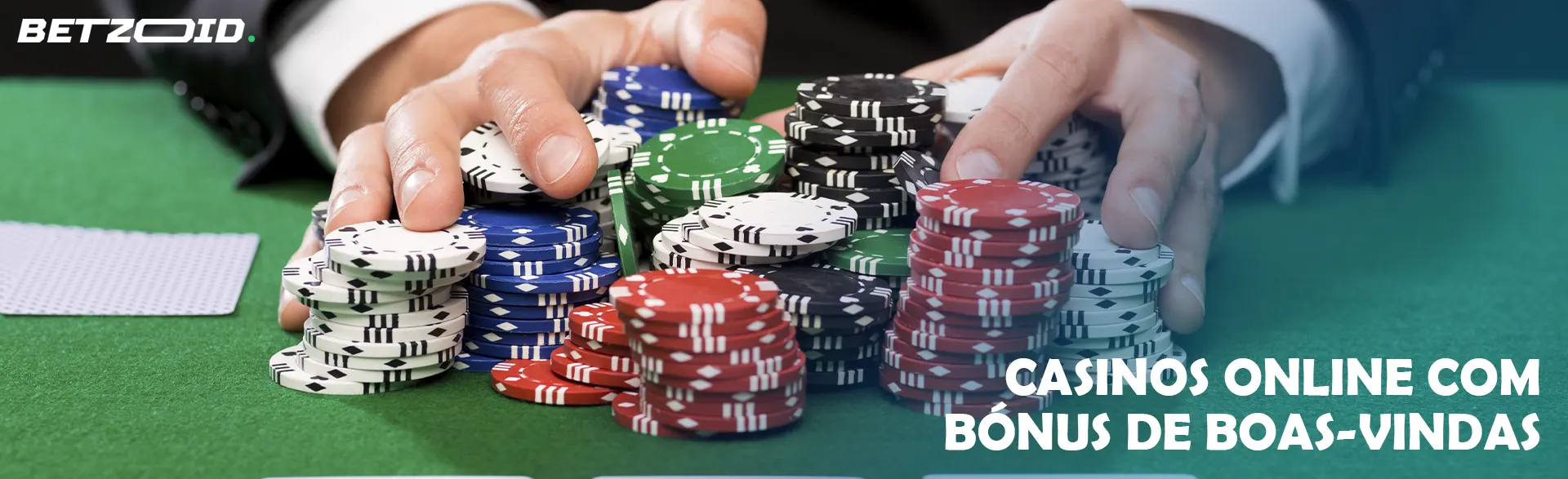 Um jogador está a segurar uma pilha de fichas numa mesa de casino.