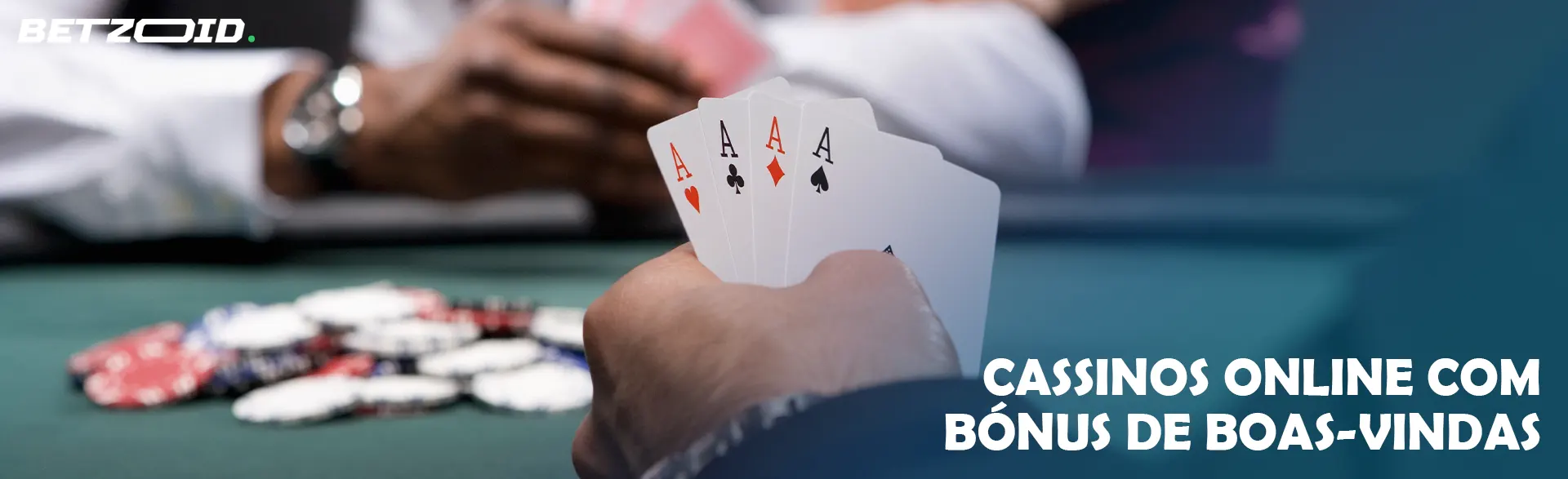 Cartas nas mãos do jogador no fundo da mesa do cassino.