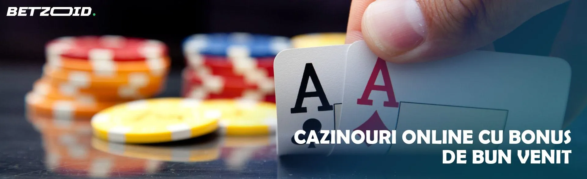 Jucătorul ține cărți pe fundalul jetoanelor de cazinou.