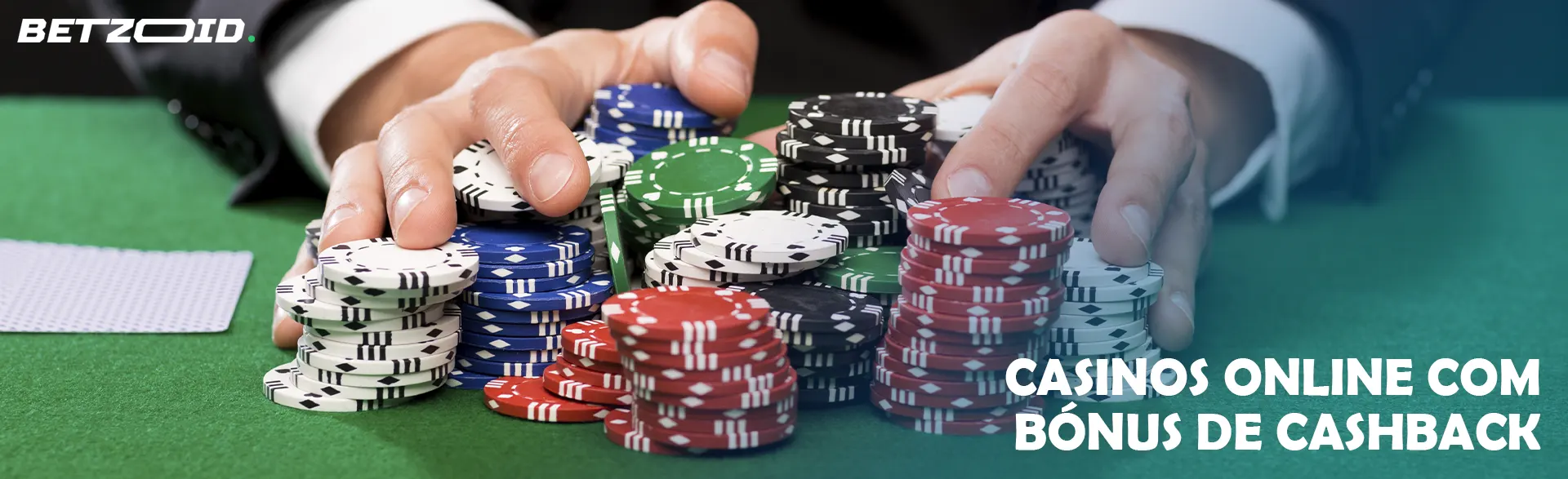 Um jogador está a segurar uma pilha de fichas numa mesa de casino.