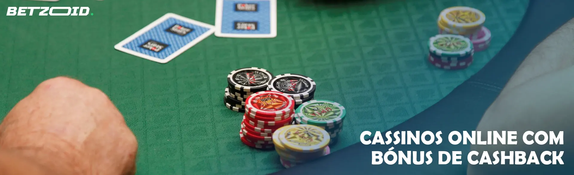 Mesa de cassino com fichas e cartas.