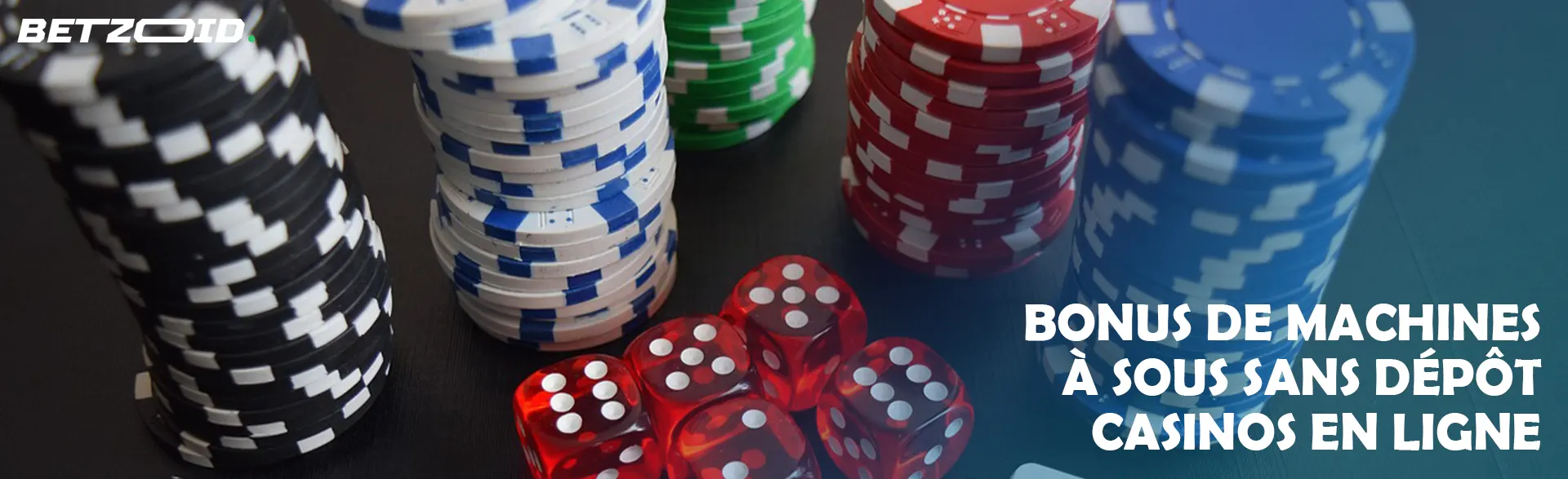 Des piles de jetons de casino à côté des dés.