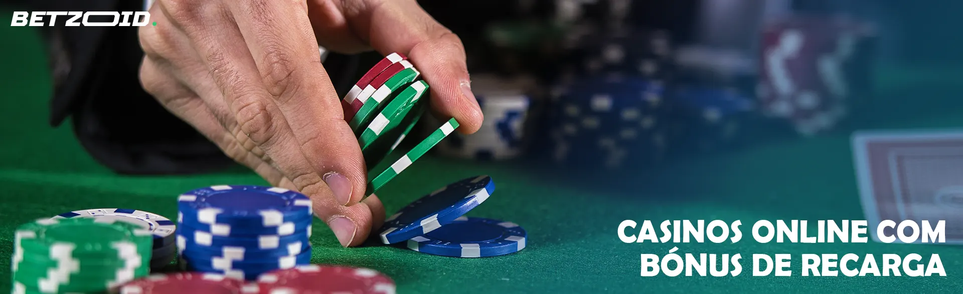 O jogador coloca fichas na mesa do casino.