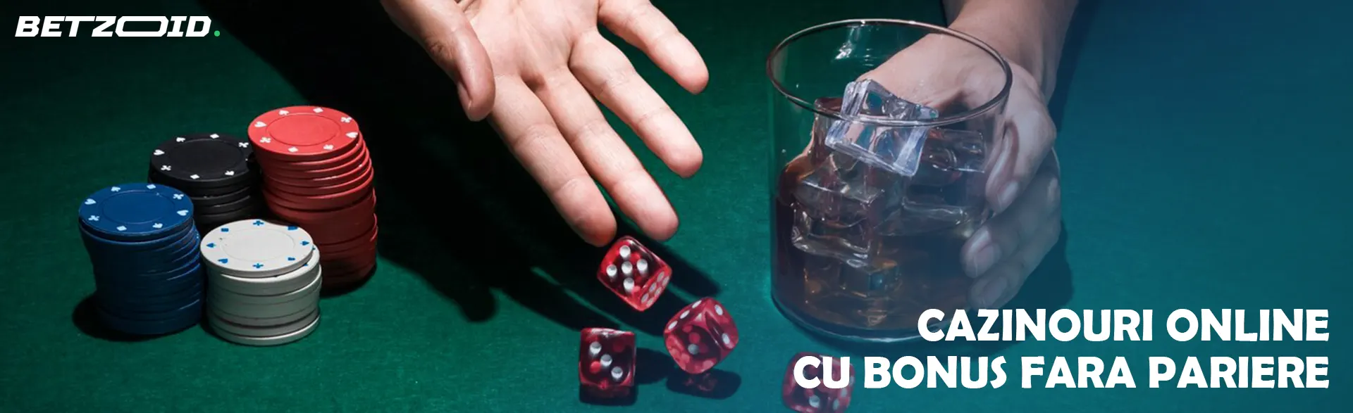 Un jucător aruncă zaruri lângă jetoane de cazinou și o băutură într-un pahar.