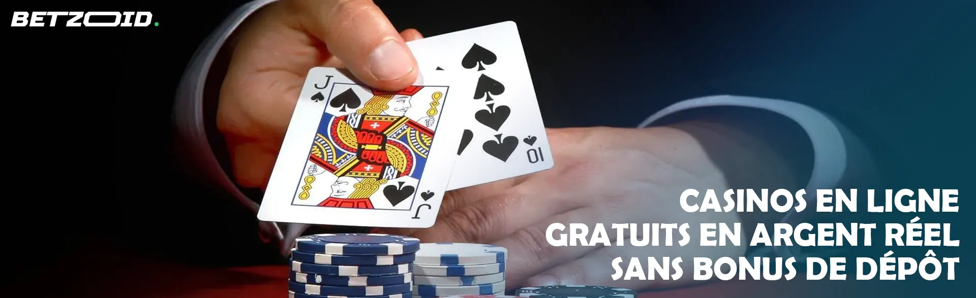 Le joueur montre les cartes à côté des jetons du casino.