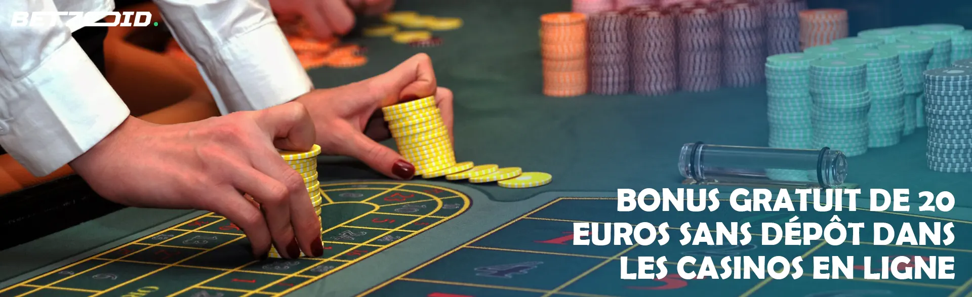 Un joueur détient des jetons sur la table du casino.