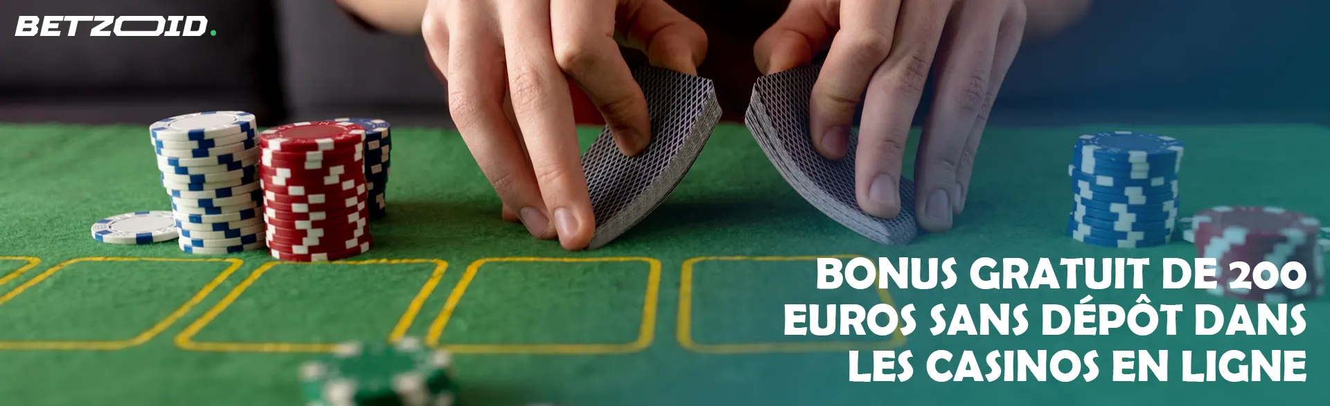 Un joueur mélange les cartes sur une table de casino.