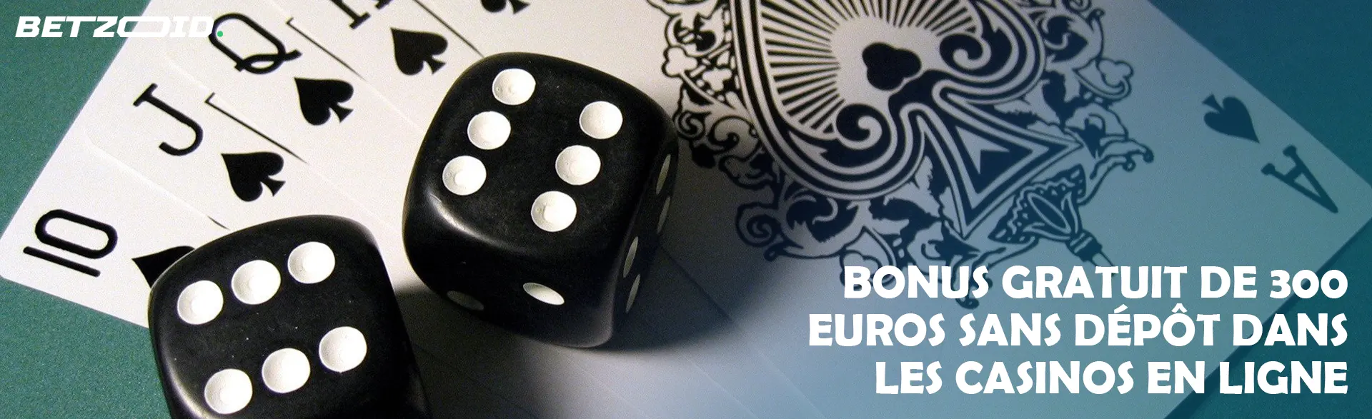 Les dés reposent sur les cartes à jouer.