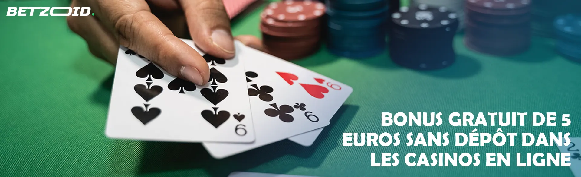 Un joueur détient des cartes sur la table du casino.