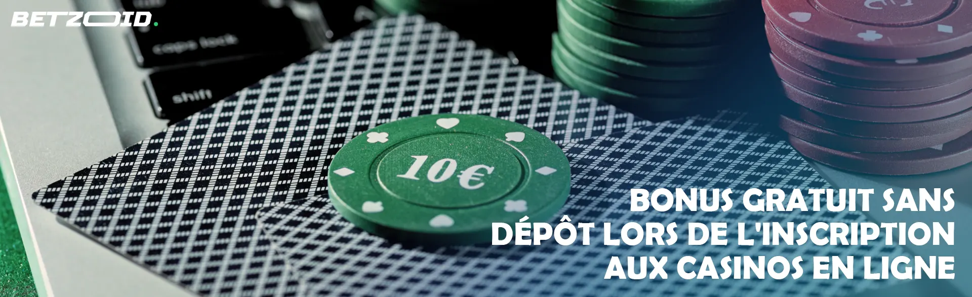 Jetons et cartes de casino sur le clavier.