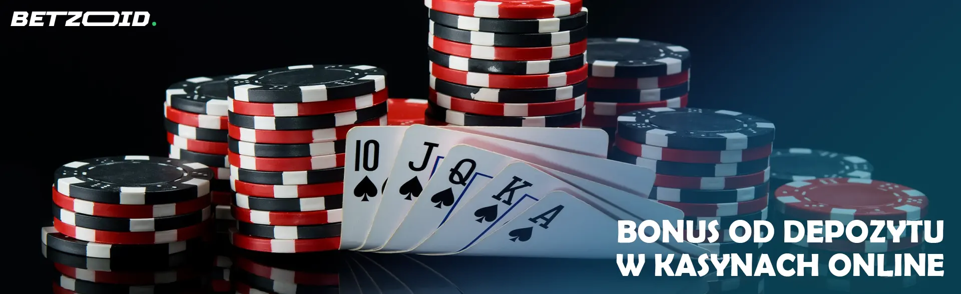 Karty i żetony na ciemnym tle.