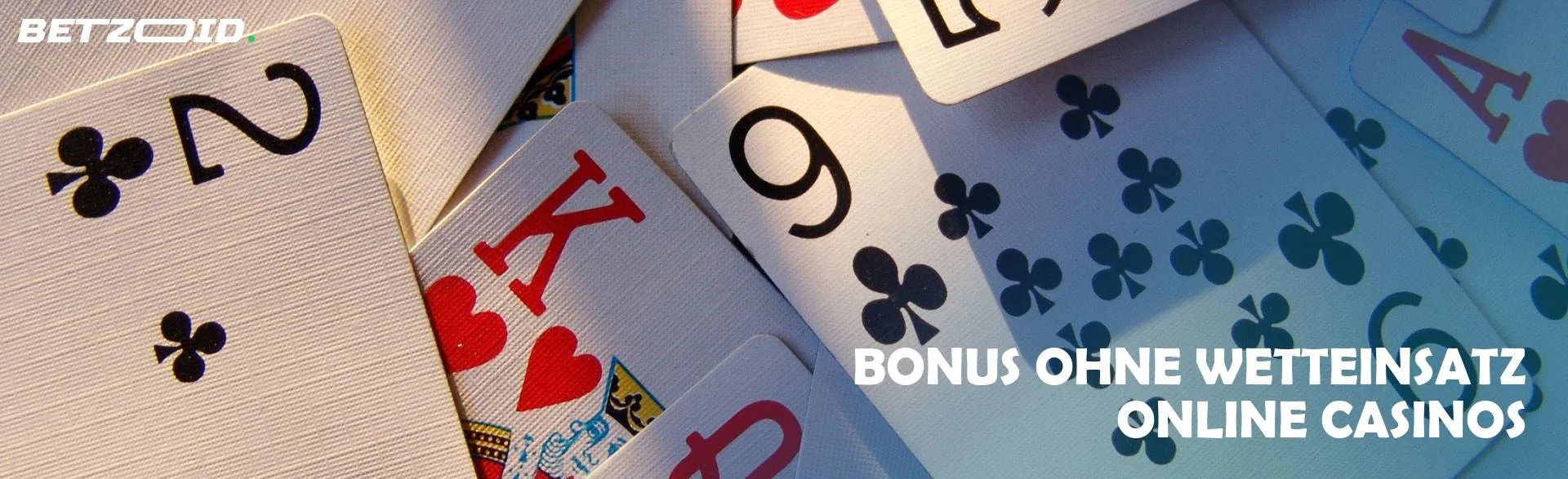 Verstreute Spielkarten.