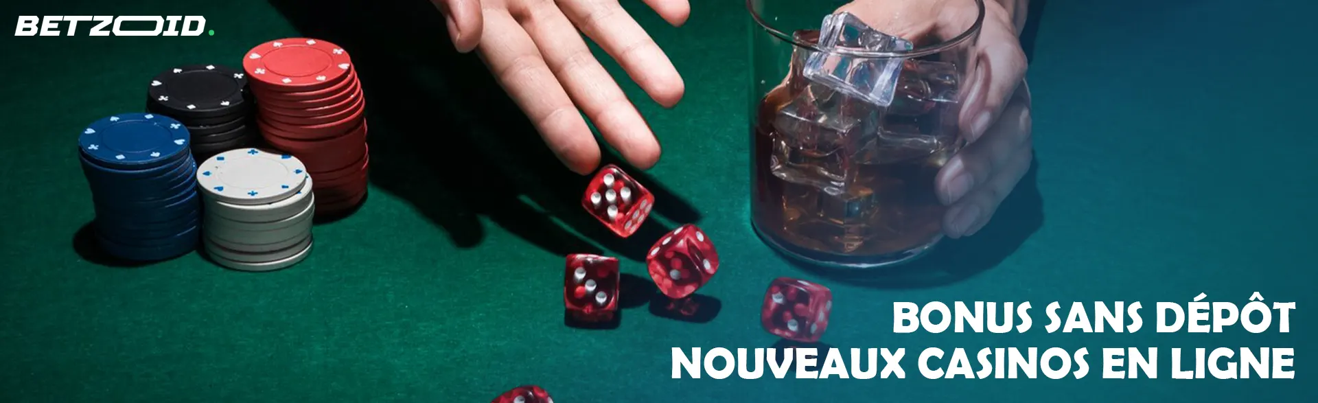 Le joueur jette les dés sur la table à côté des jetons et de la boisson dans le verre.