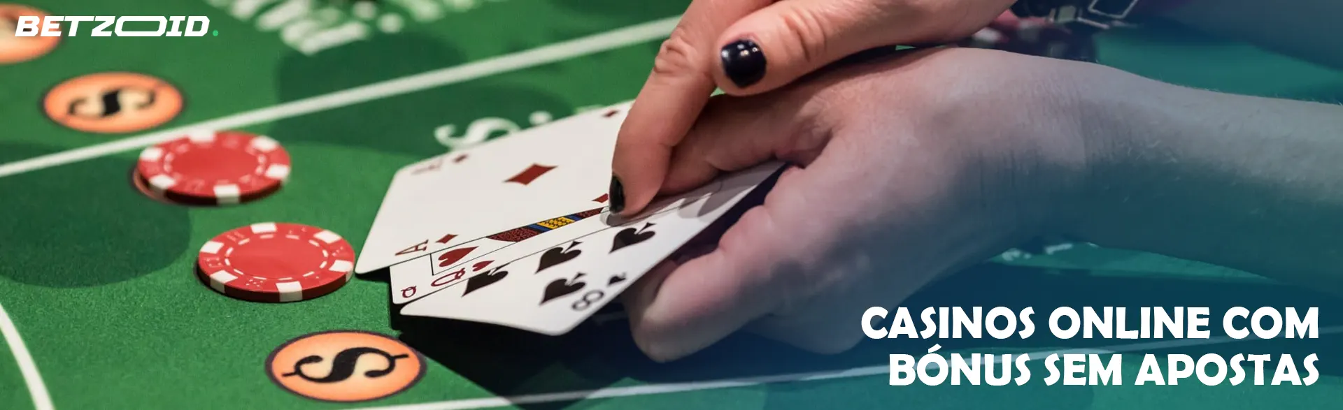 Um jogador segura cartas na mesa do casino.