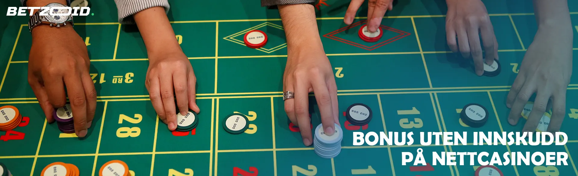 Spillere plasserer innsatser med sjetonger på et kasinobord.