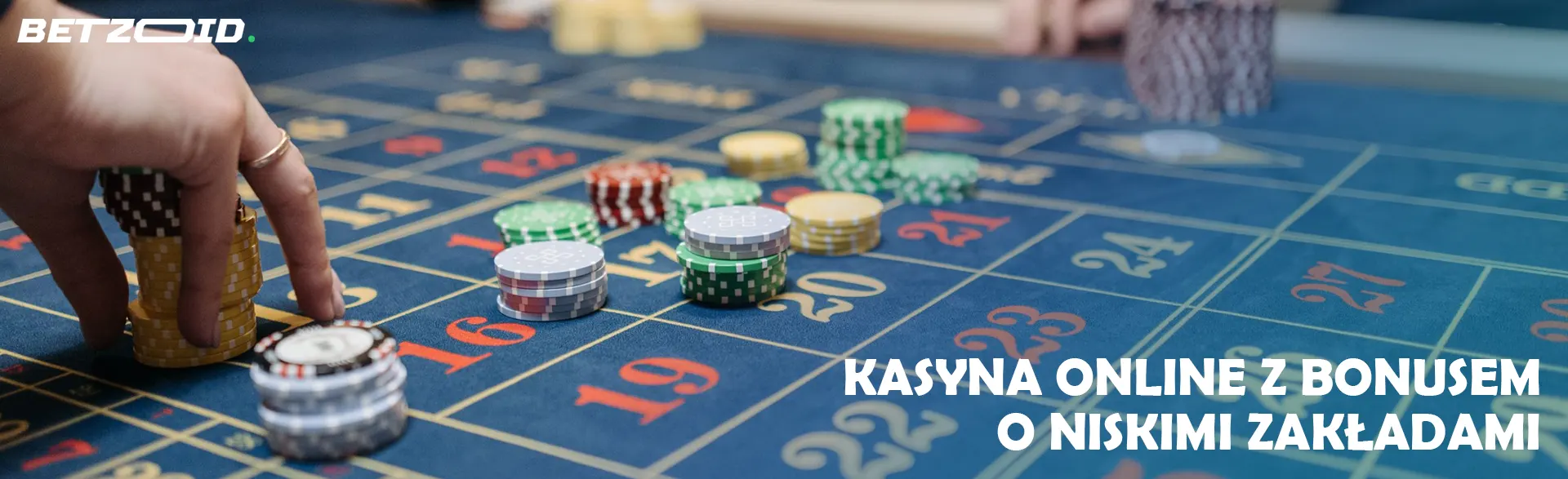 Gracz kładzie żetony na stole w kasynie.