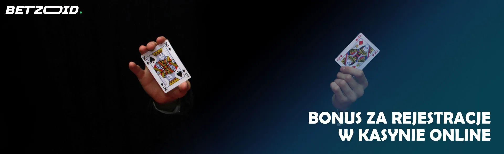 Mężczyzna pokazuje dwie karty na ciemnym tle.