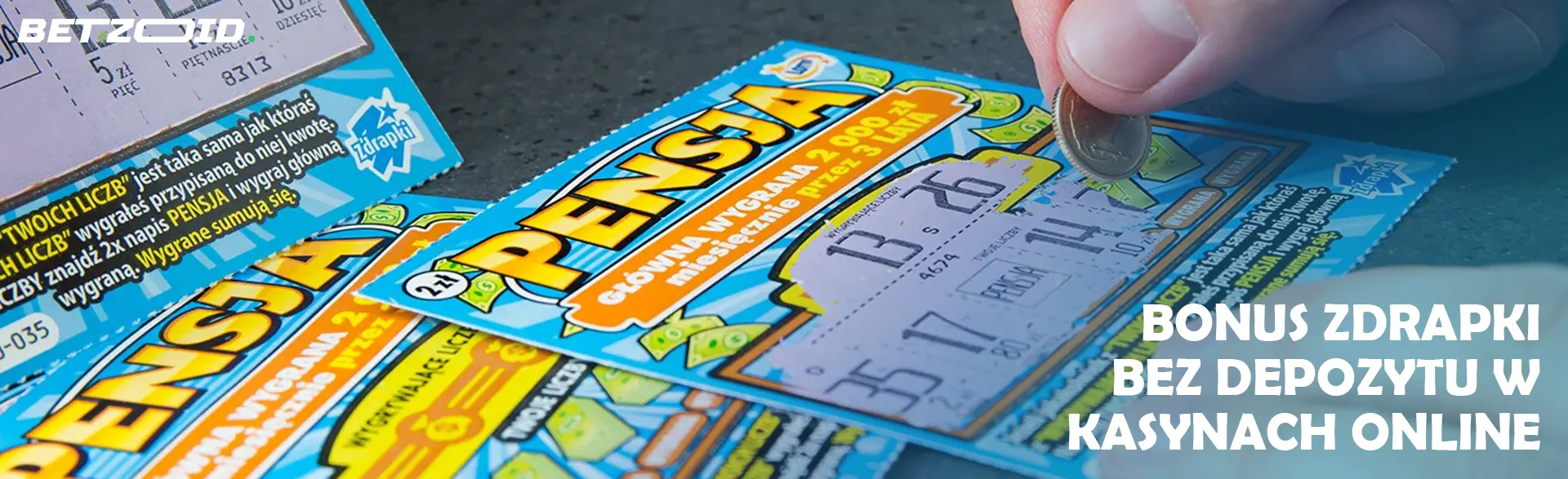 Osoba wyciera zdrapki loteryjne.