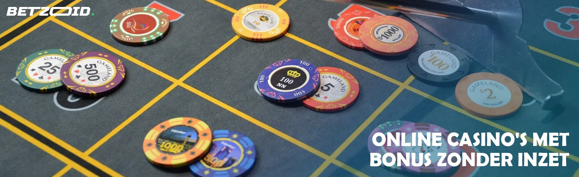 Veelkleurige fiches op een casinotafel.