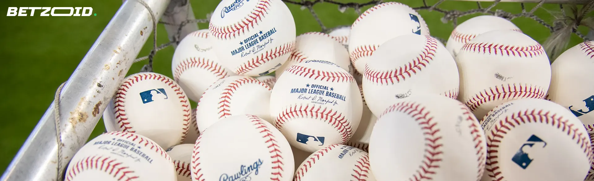 Una pila de pelotas de béisbol.