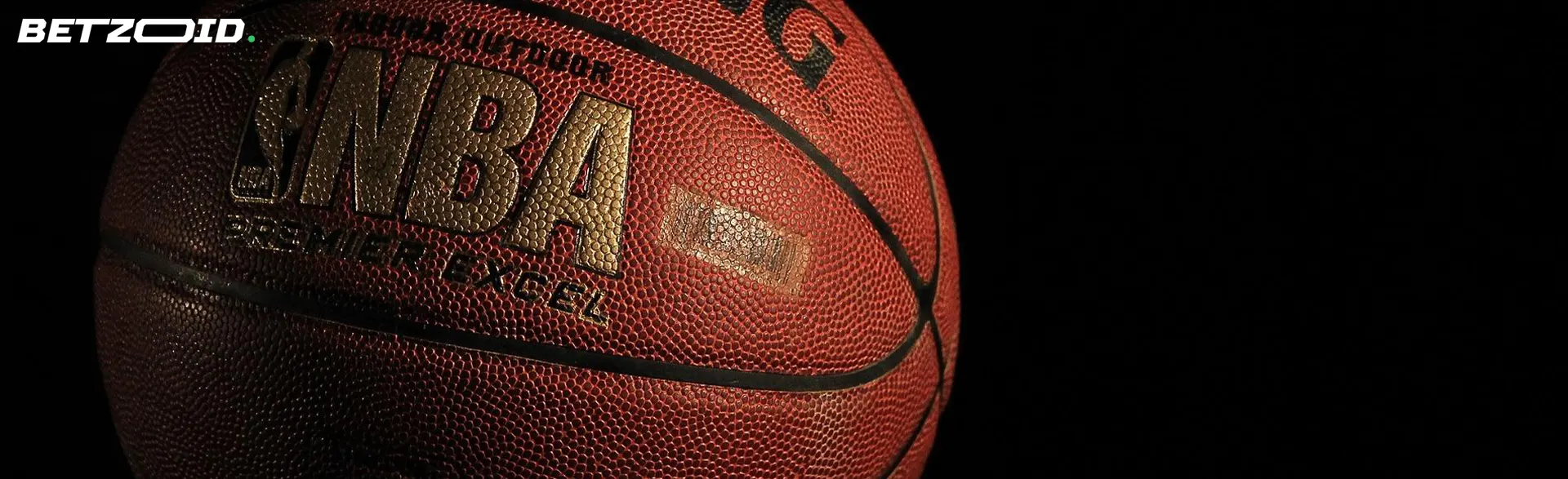 暗い背景でバスケットボールをするためのボール。