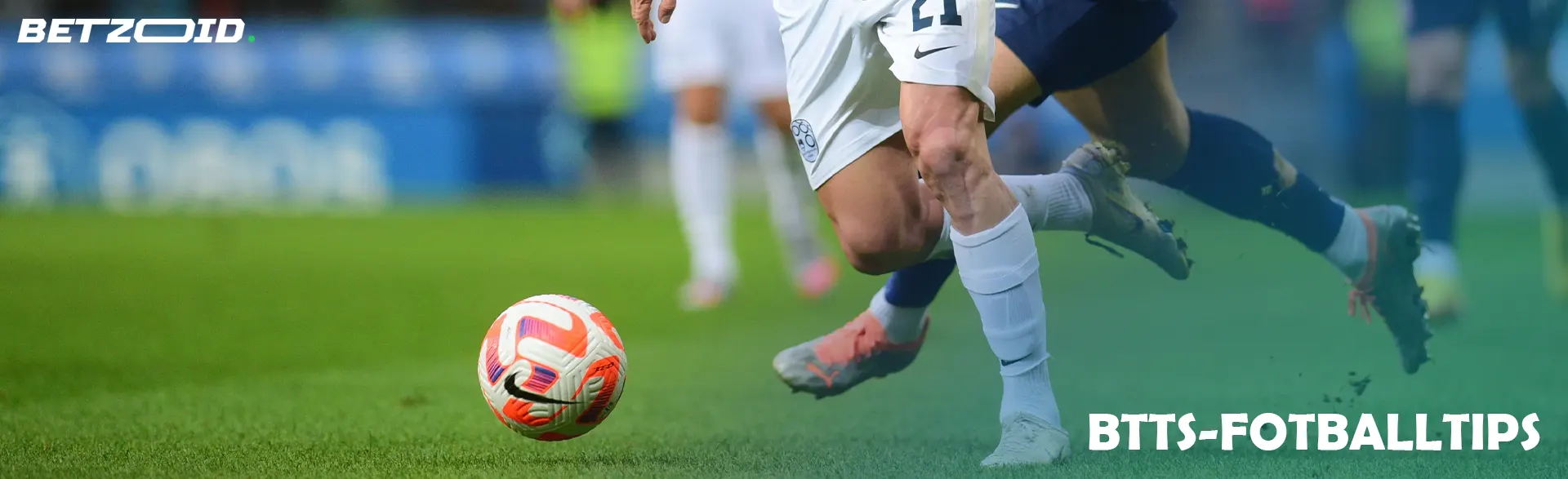 Fotballspillere kjemper om ballen under en kamp.