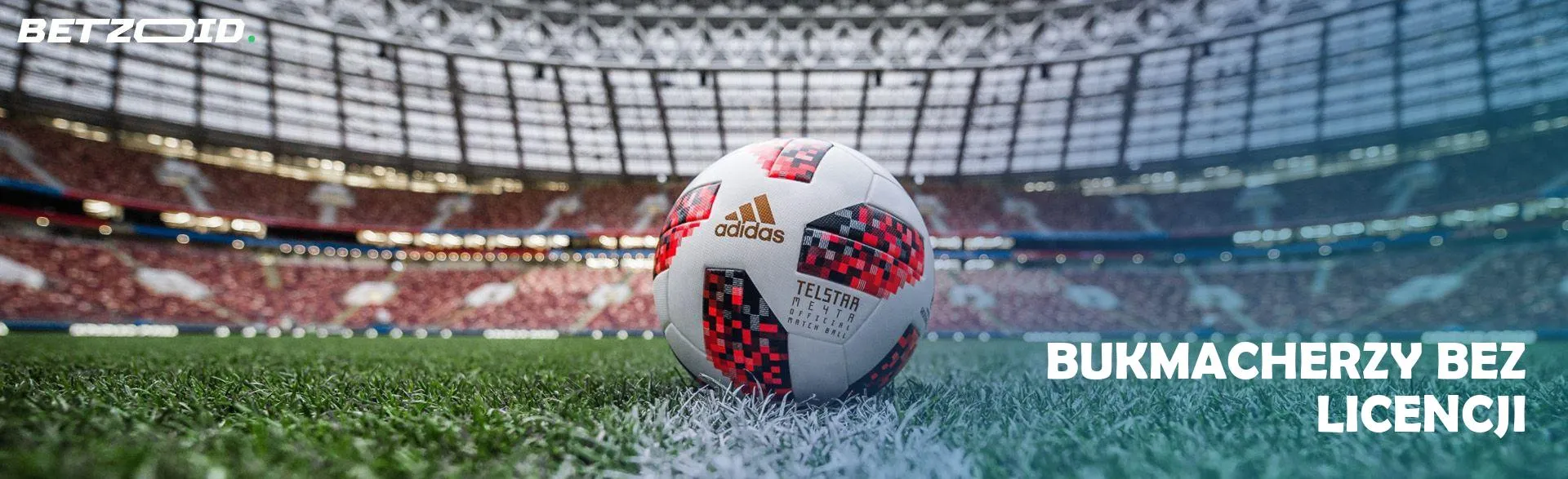 Piłka nożna leży na pustym polu.