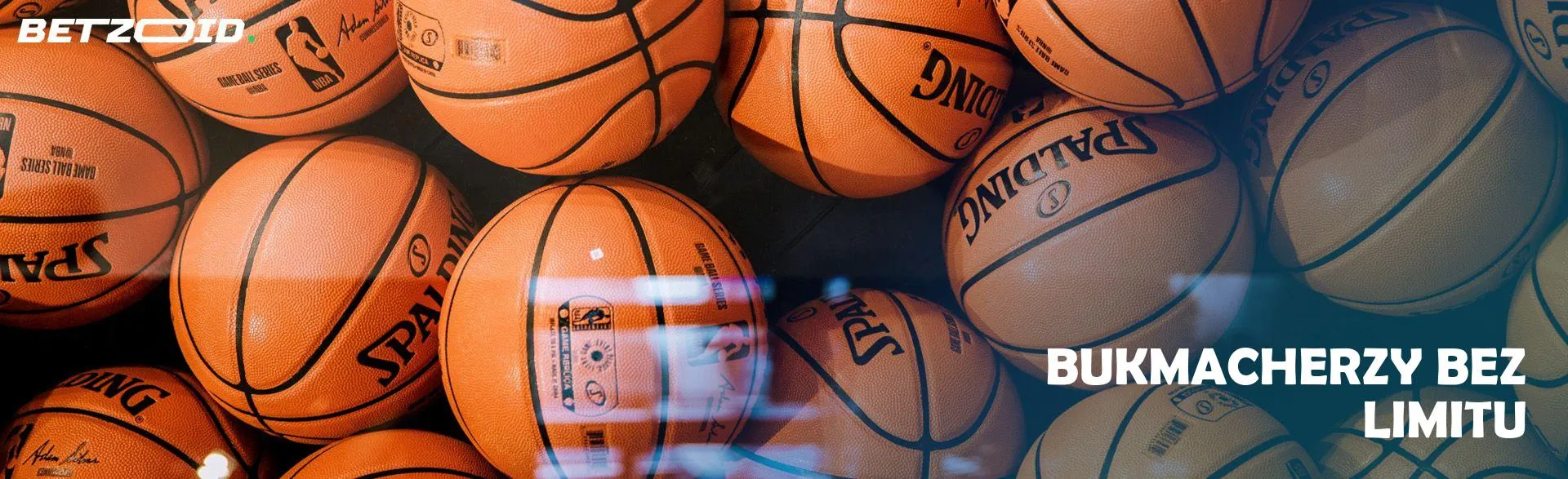 Piłki do koszykówki pod szkłem.