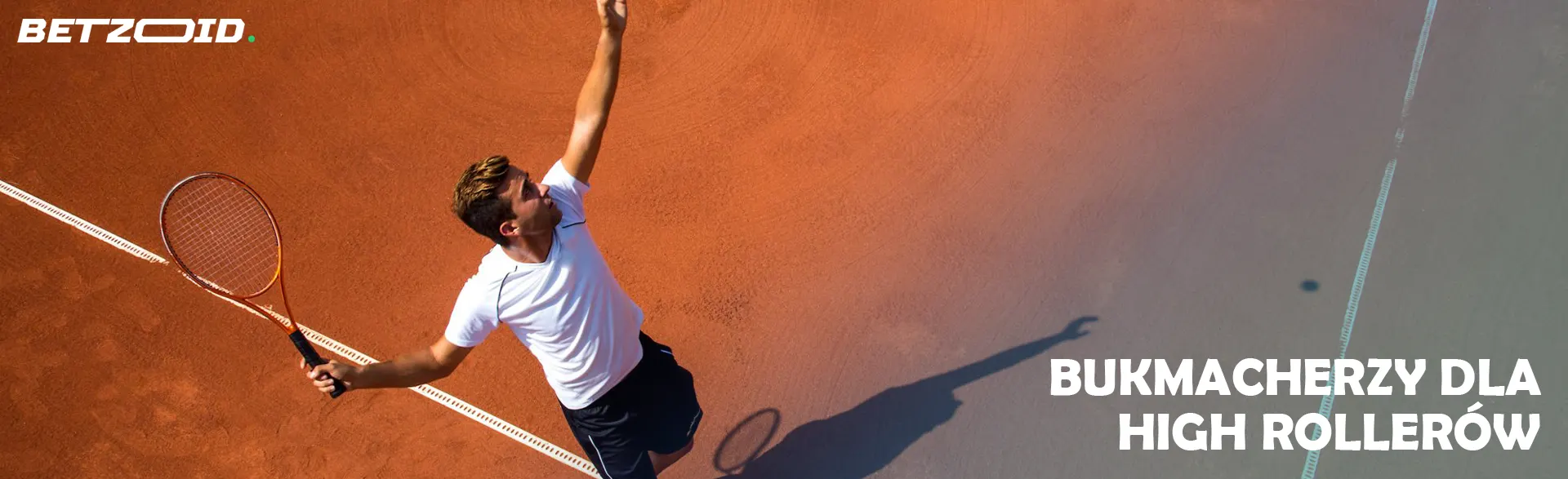 Tenisista zamachuje się, aby oddać strzał.