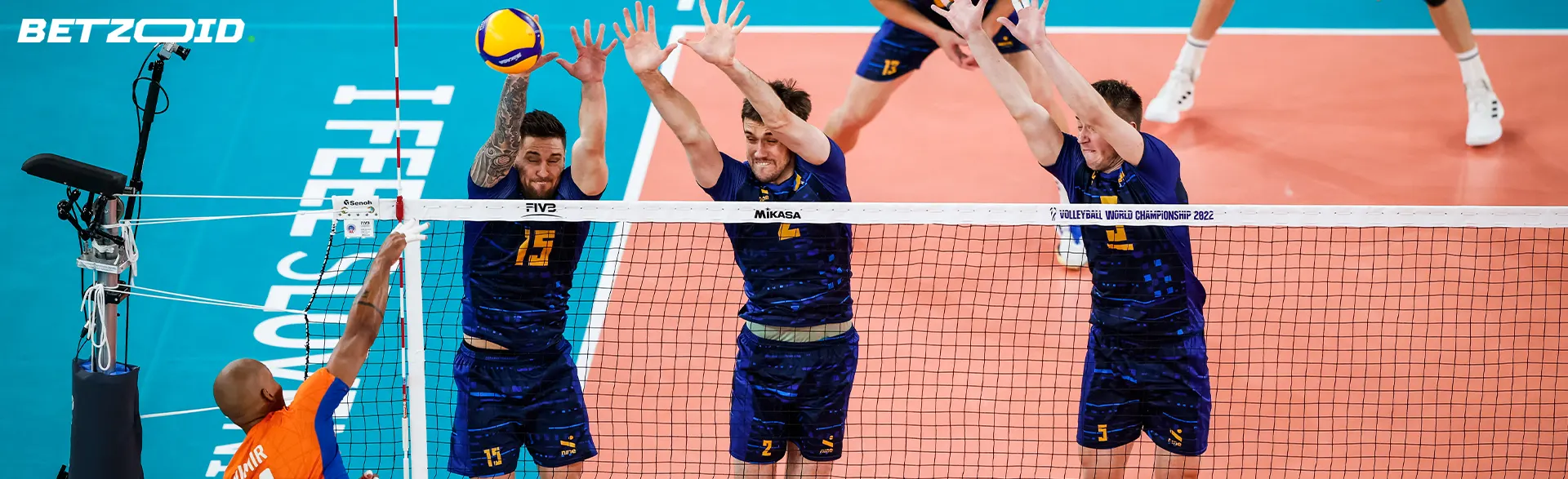 Jugadores de voleibol en acción durante un partido.