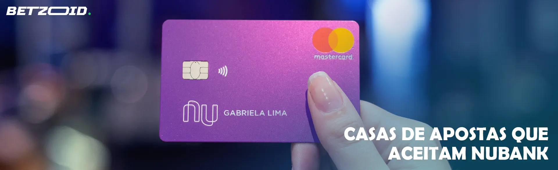 Cartão Nubank em mãos humanas.