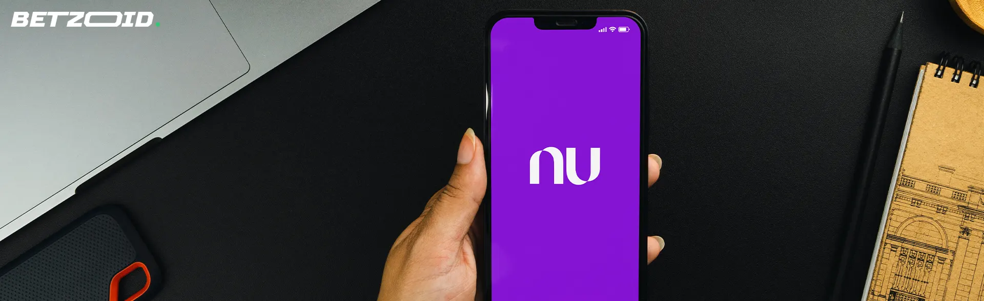 Smartphone com logo do Nubank na tela.