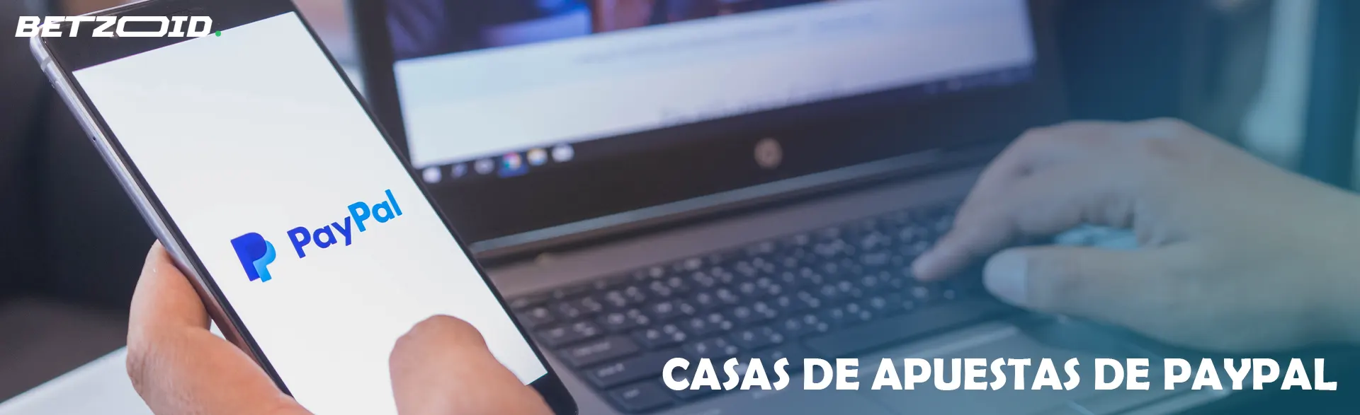 El usuario interactúa con PayPal en un teléfono inteligente.