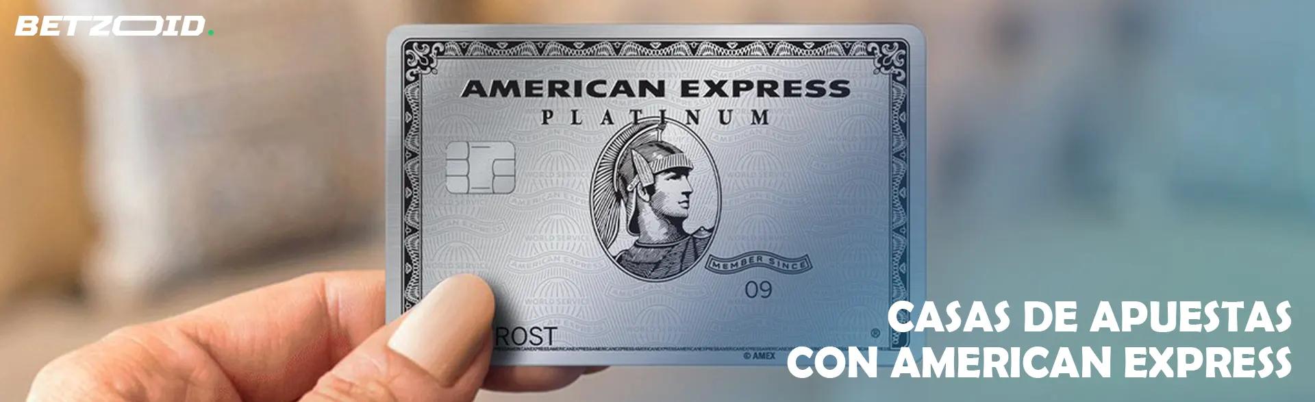 Tarjeta American Express en manos humanas.