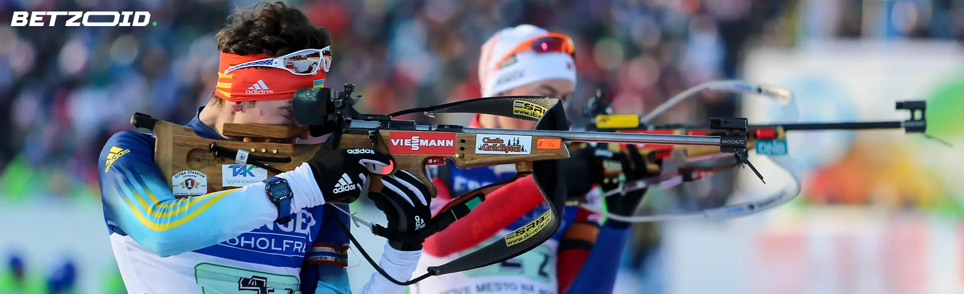 Los biatletas apuntan durante la competición en el campo de tiro.