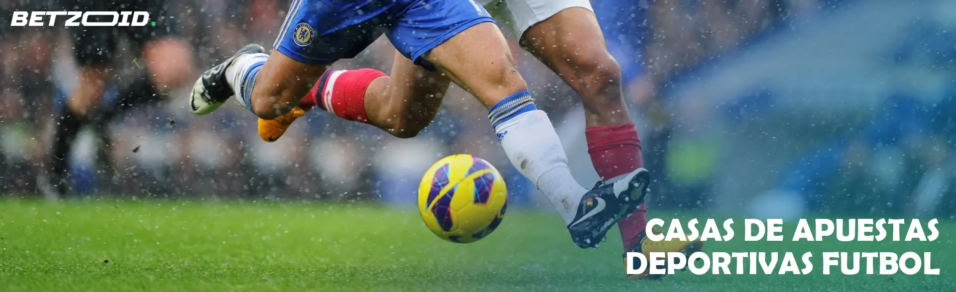 Los jugadores de fútbol luchan por el balón durante un partido.